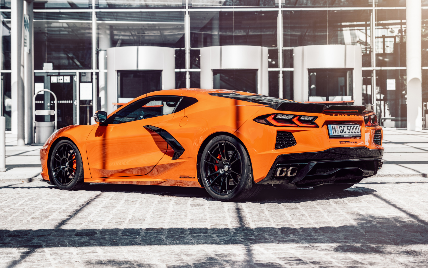 Оранжевый быстрый автомобиль Chevrolet Corvette 2021 года