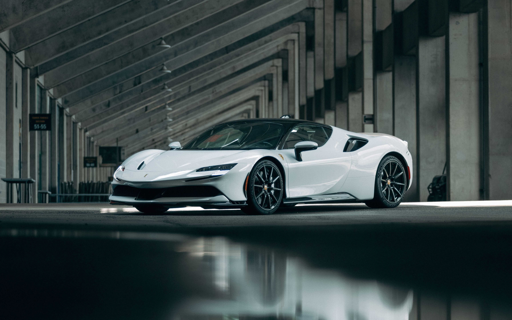 Белый автомобиль Ferrari SF90, 2021 года в ангаре 