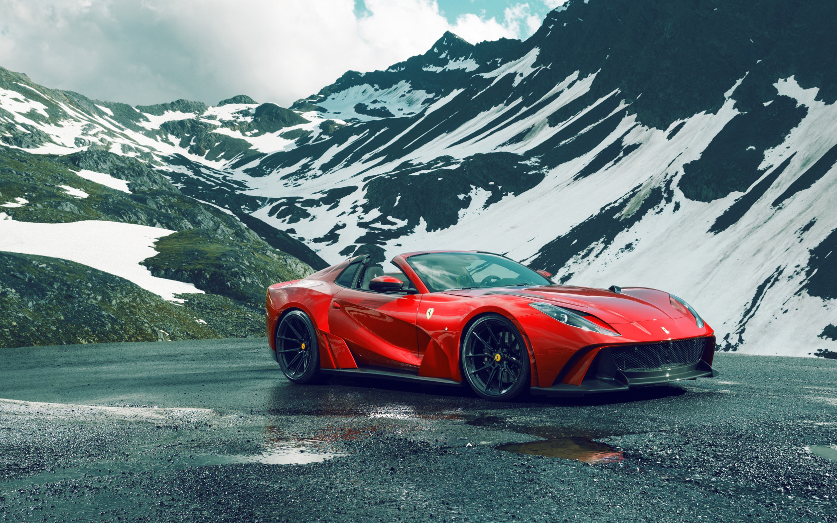 Красный автомобиль Novitec Ferrari 812 GTS N-Largo 2021 года у заснеженной горы