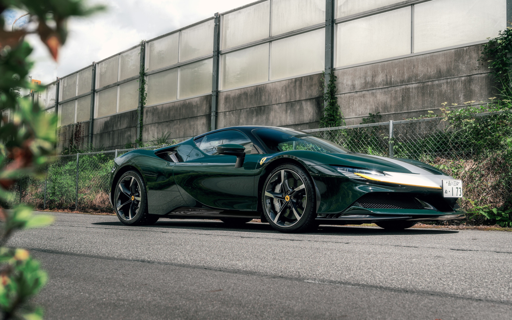 Автомобиль Ferrari SF90 Stradale Assetto Fiorano у стены