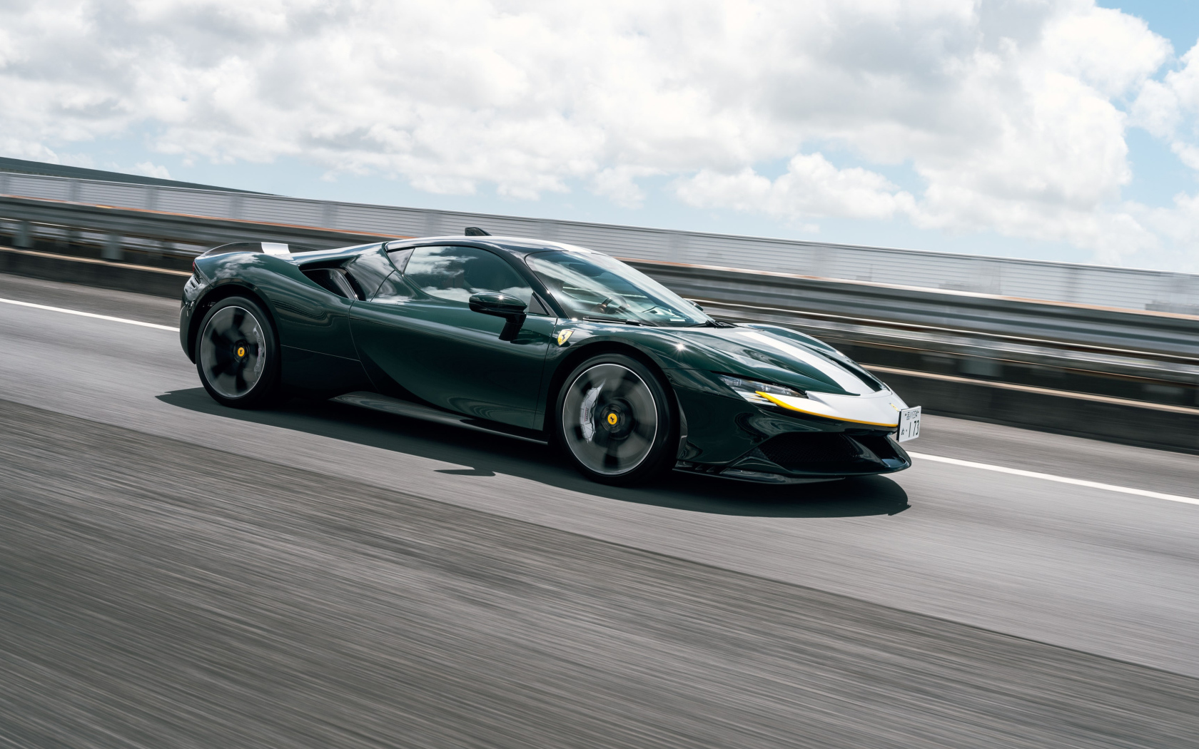 Зеленый Ferrari SF90 Stradale Assetto Fiorano на трассе