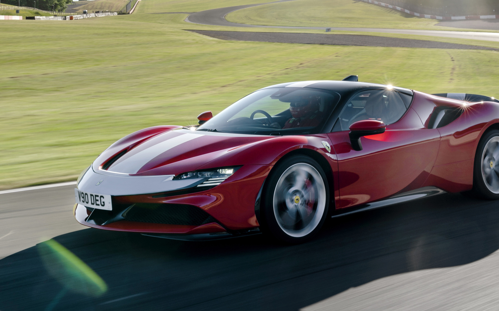 Красный быстрый Ferrari SF90 на трассе