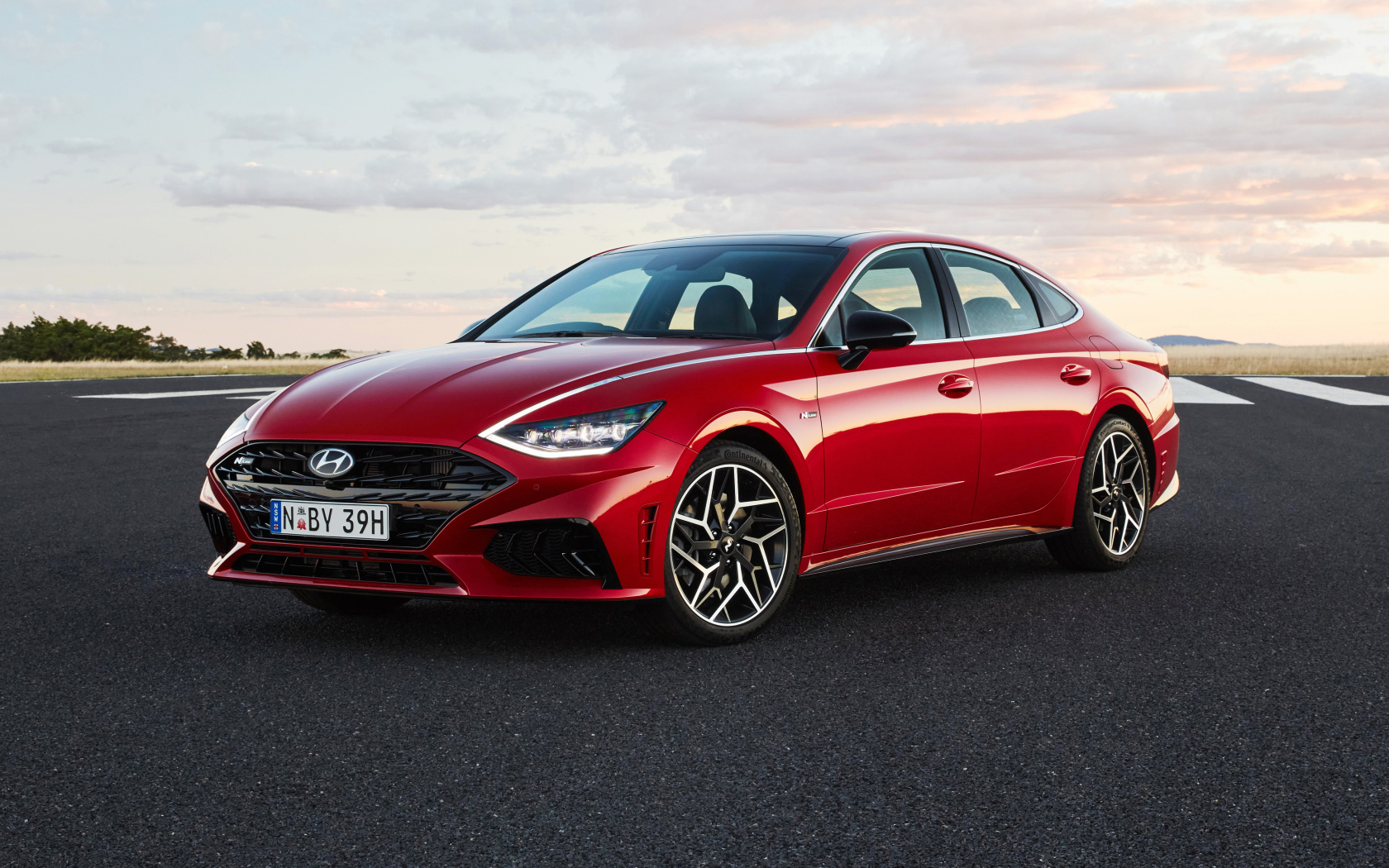 Красный автомобиль Hyundai Sonata N Line 2021 года на дороге