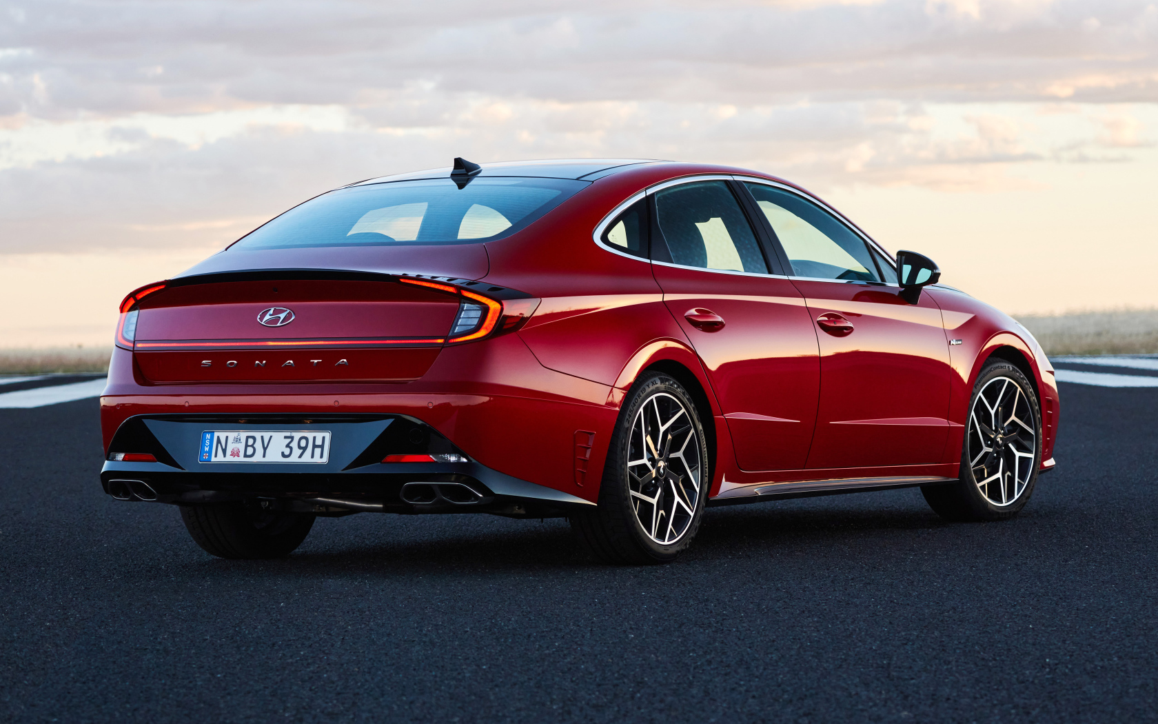 Красный автомобиль Hyundai Sonata N Line 2021 года вид сзади