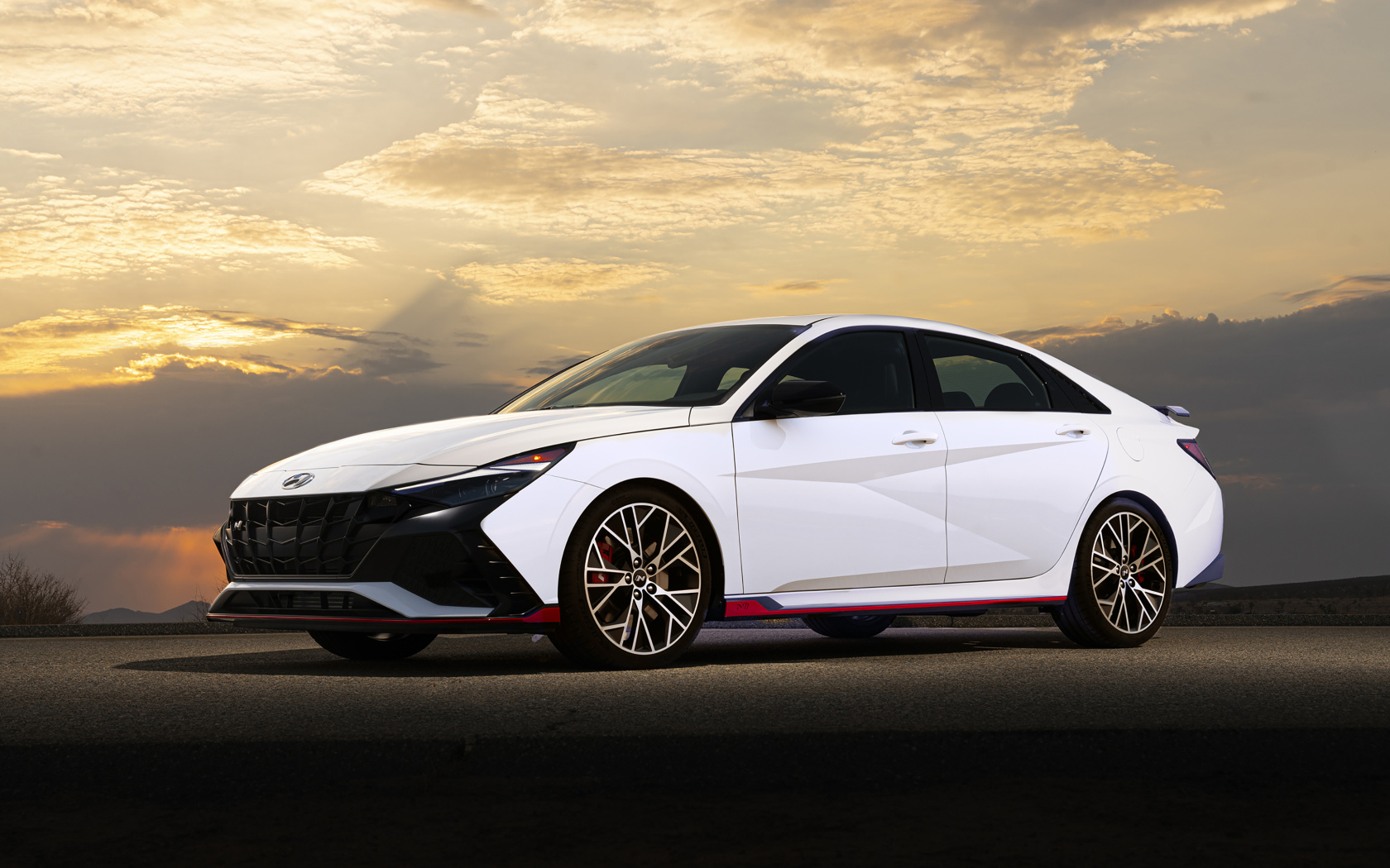 Белый Hyundai Elantra N, 2022 года на фоне неба