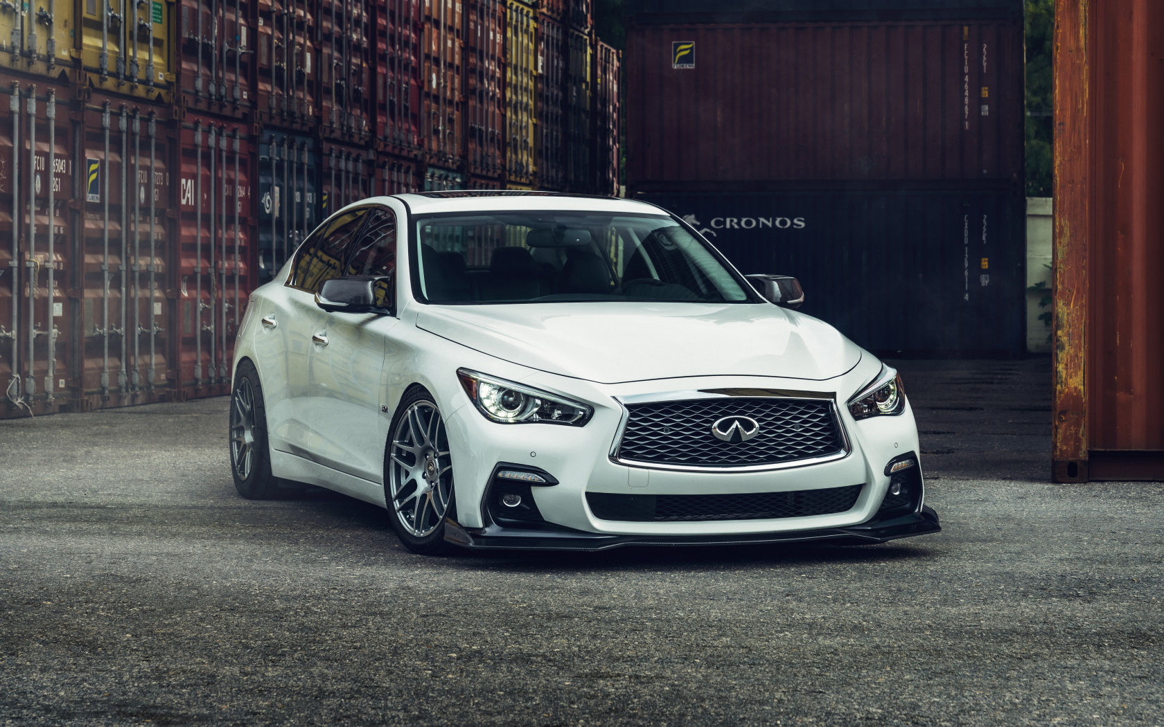 Белый автомобиль Infiniti Q50, 2021 года в порту