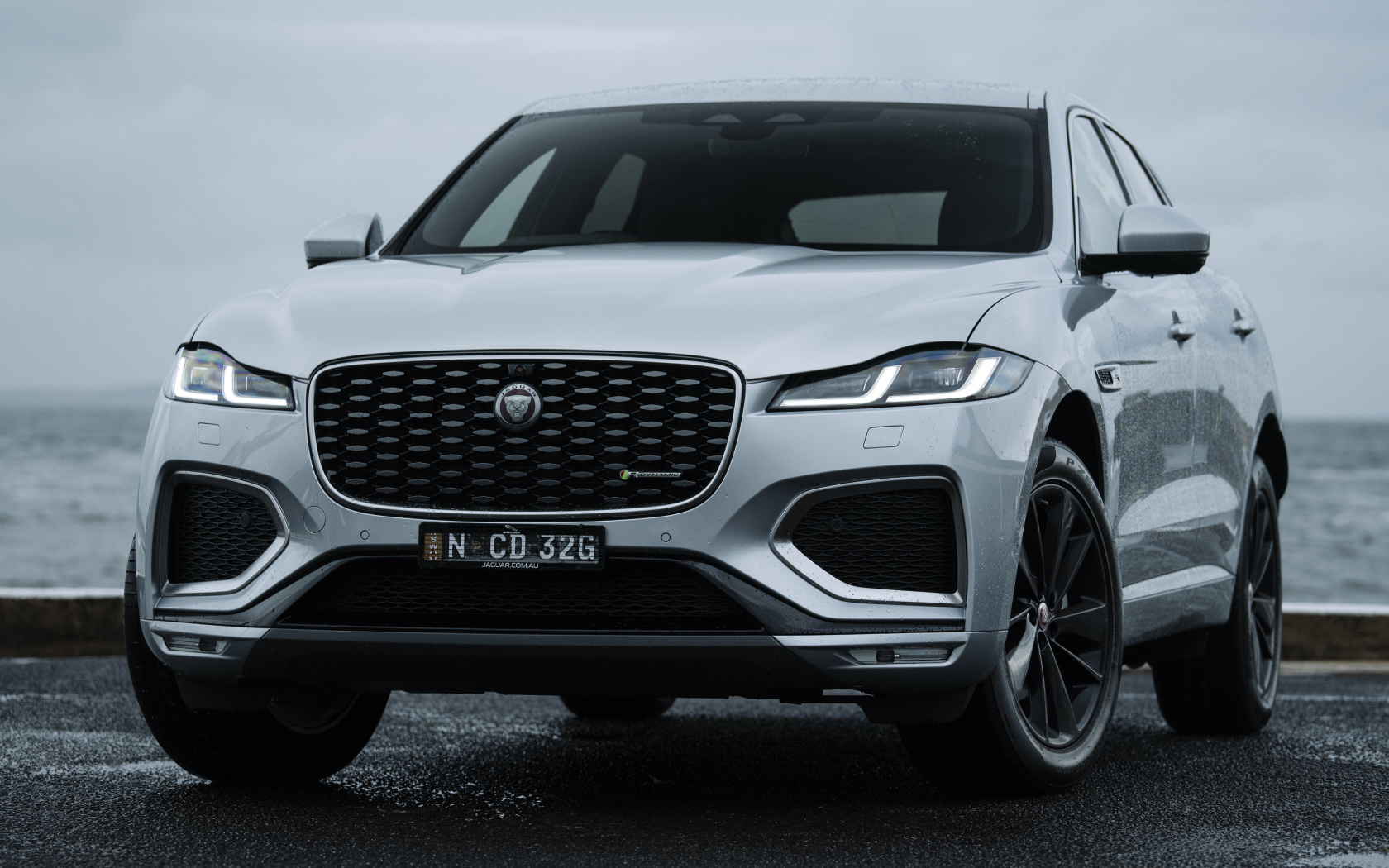 Внедорожник Jaguar F-Pace P250 R-Dynamic, 2021 года на фоне моря
