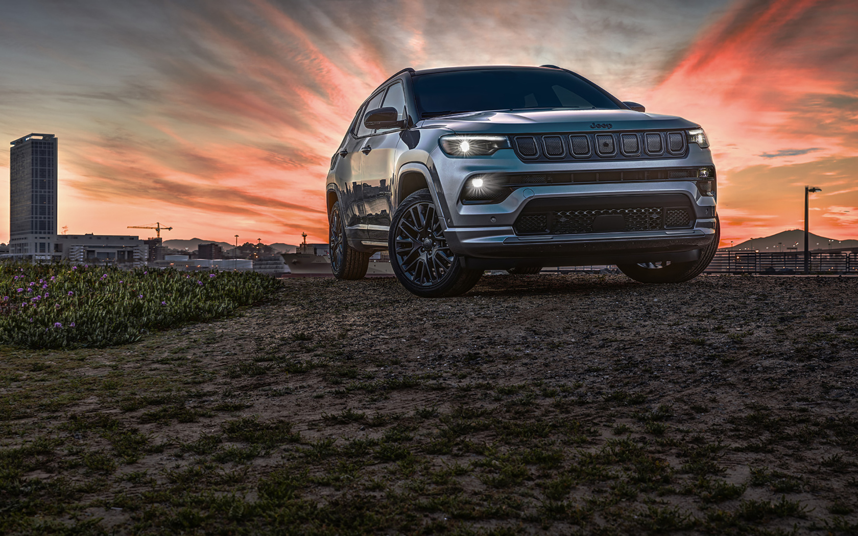 Внедорожник Jeep Compass High Altitude, 2021 года на фоне заката