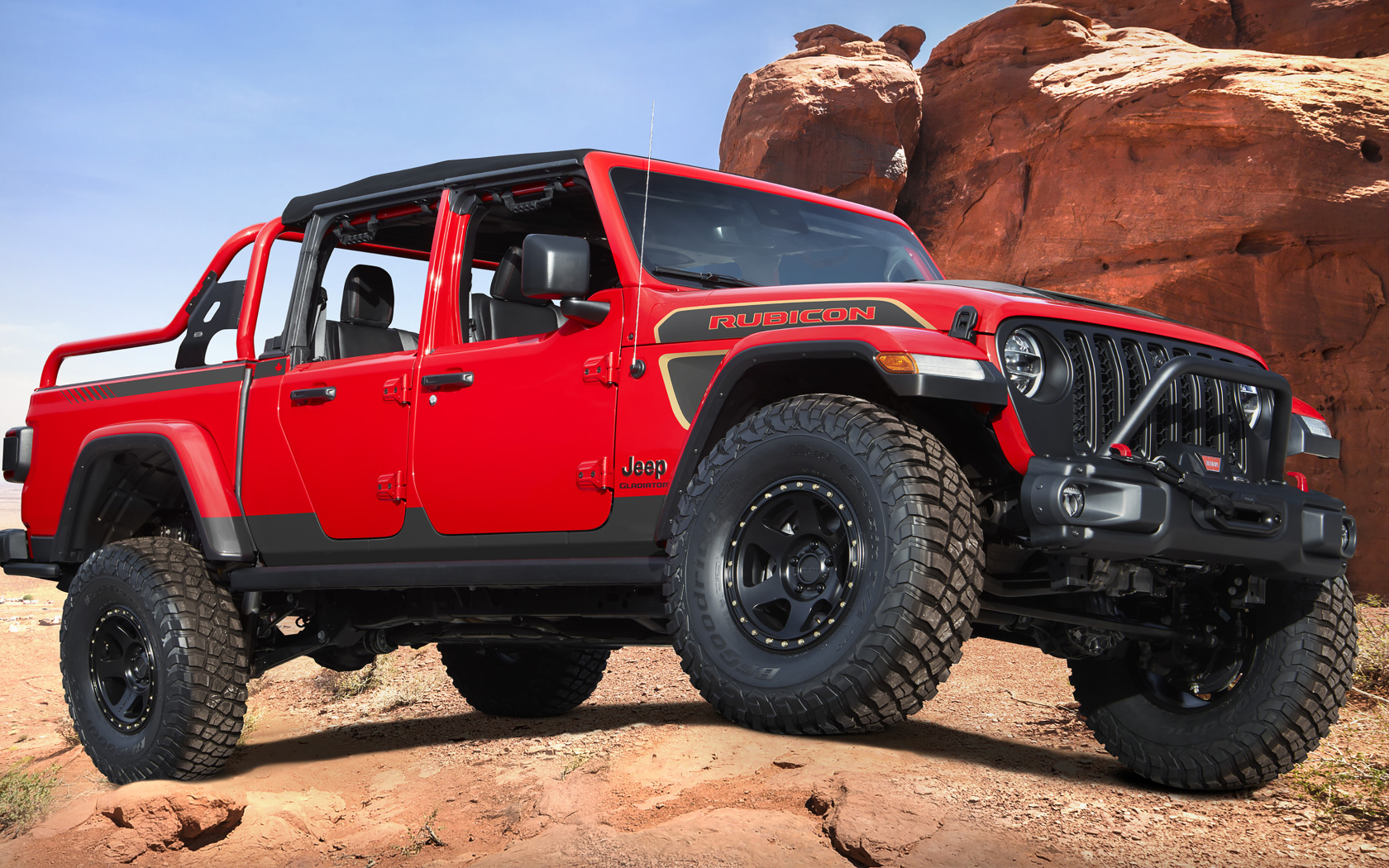 Внедорожник Jeep Red Bare Gladiator Rubicon 2021 года в горах