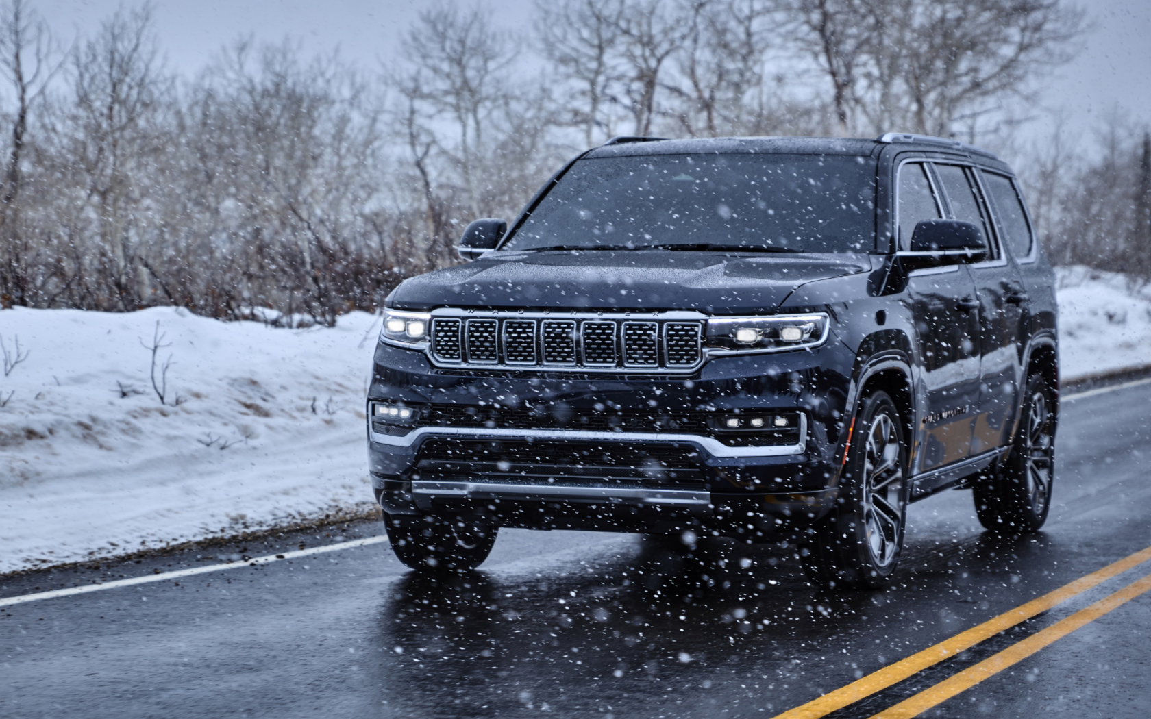 Внедорожник Jeep Grand Wagoneer Series III, 2022 года на дороге зимой