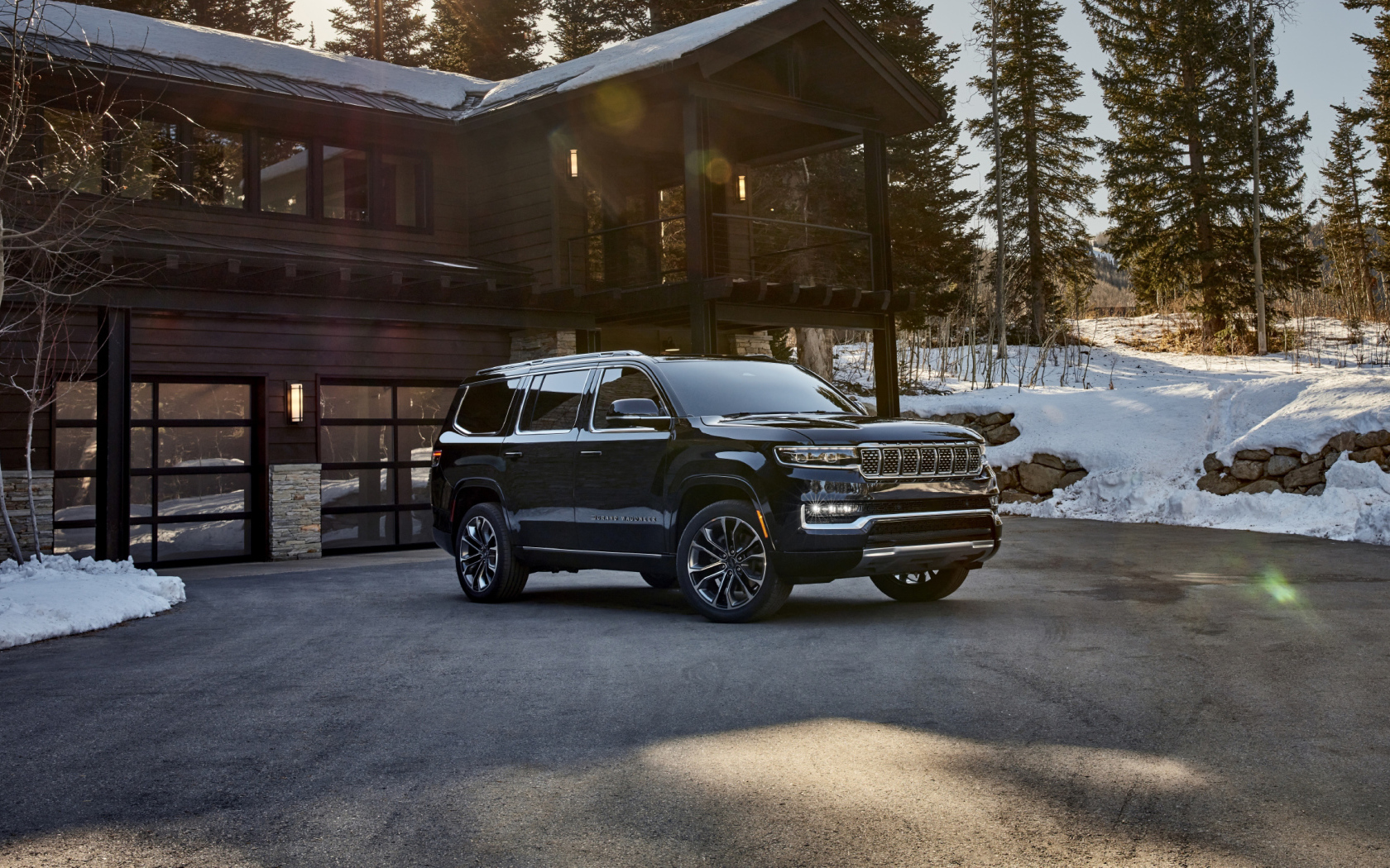 Большой черный Jeep Grand Wagoneer Series III, 2022 года у дома