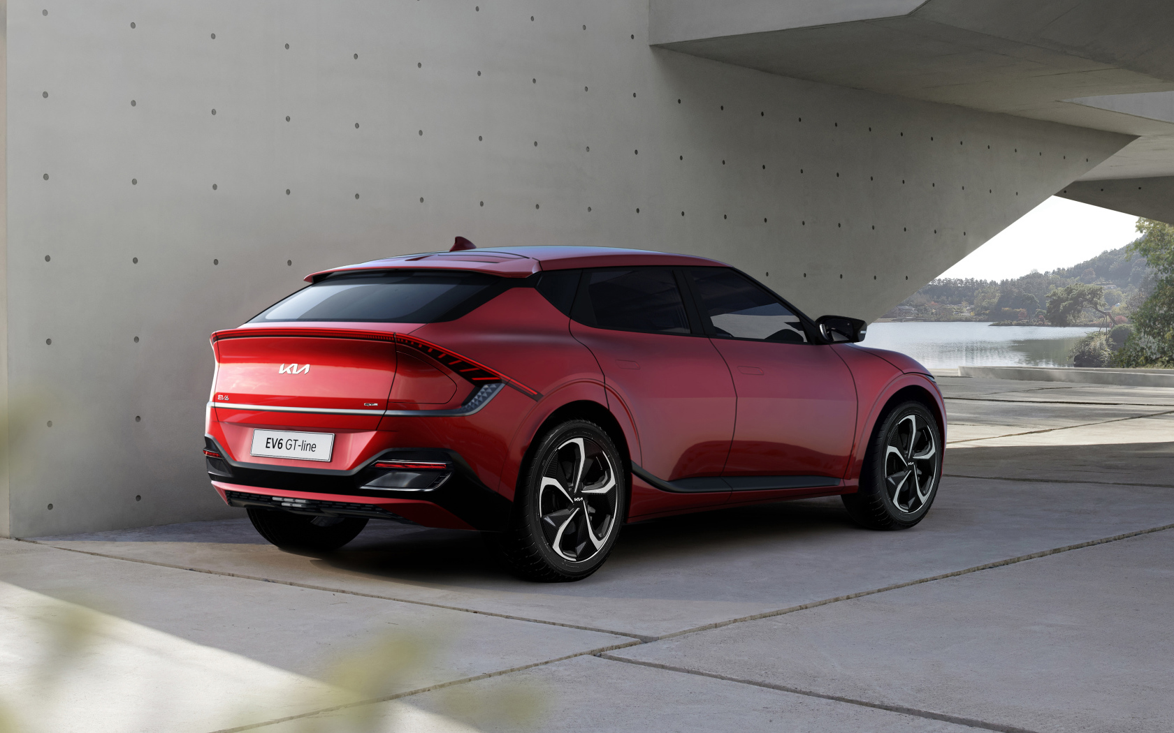 Автомобиль Kia EV6 GT Line 2021 года под мостом