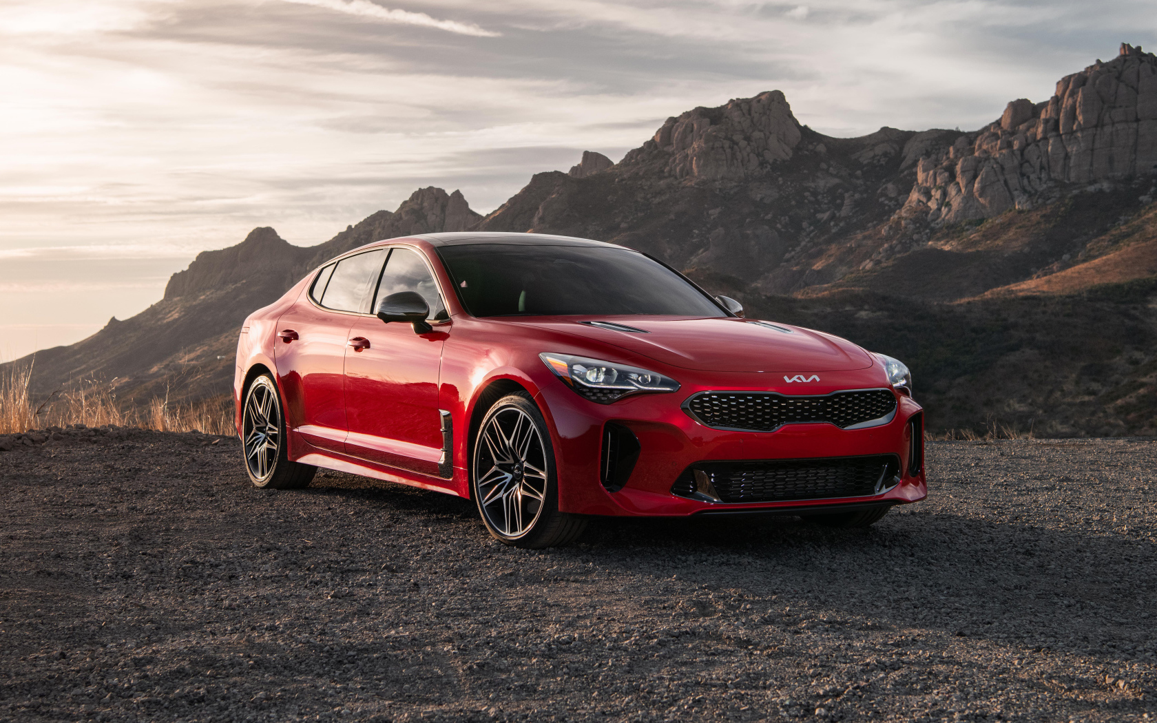 Красный автомобиль  Kia Stinger GT, 2022 года в горах