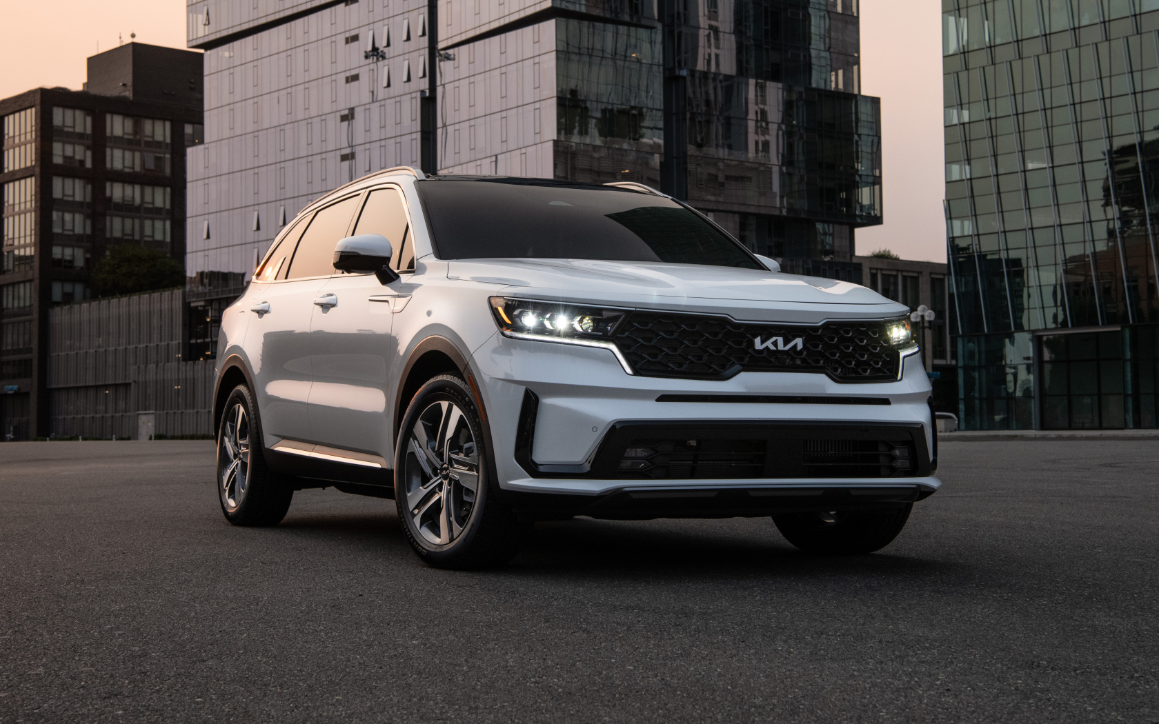 Белый автомобиль  Kia Sorento, 2022 года вид спереди