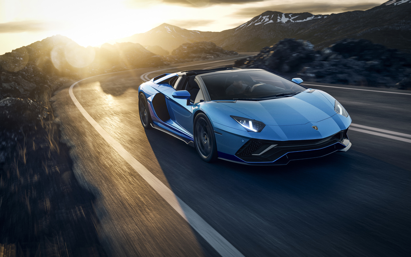 Автомобиль Lamborghini Aventador LP 780-4 Ultimate Roadster 2021 года на закате в горах