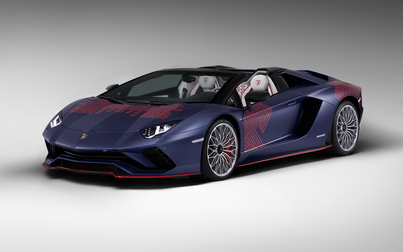 Кабриолет Lamborghini Aventador S, 2021 года на сером фоне