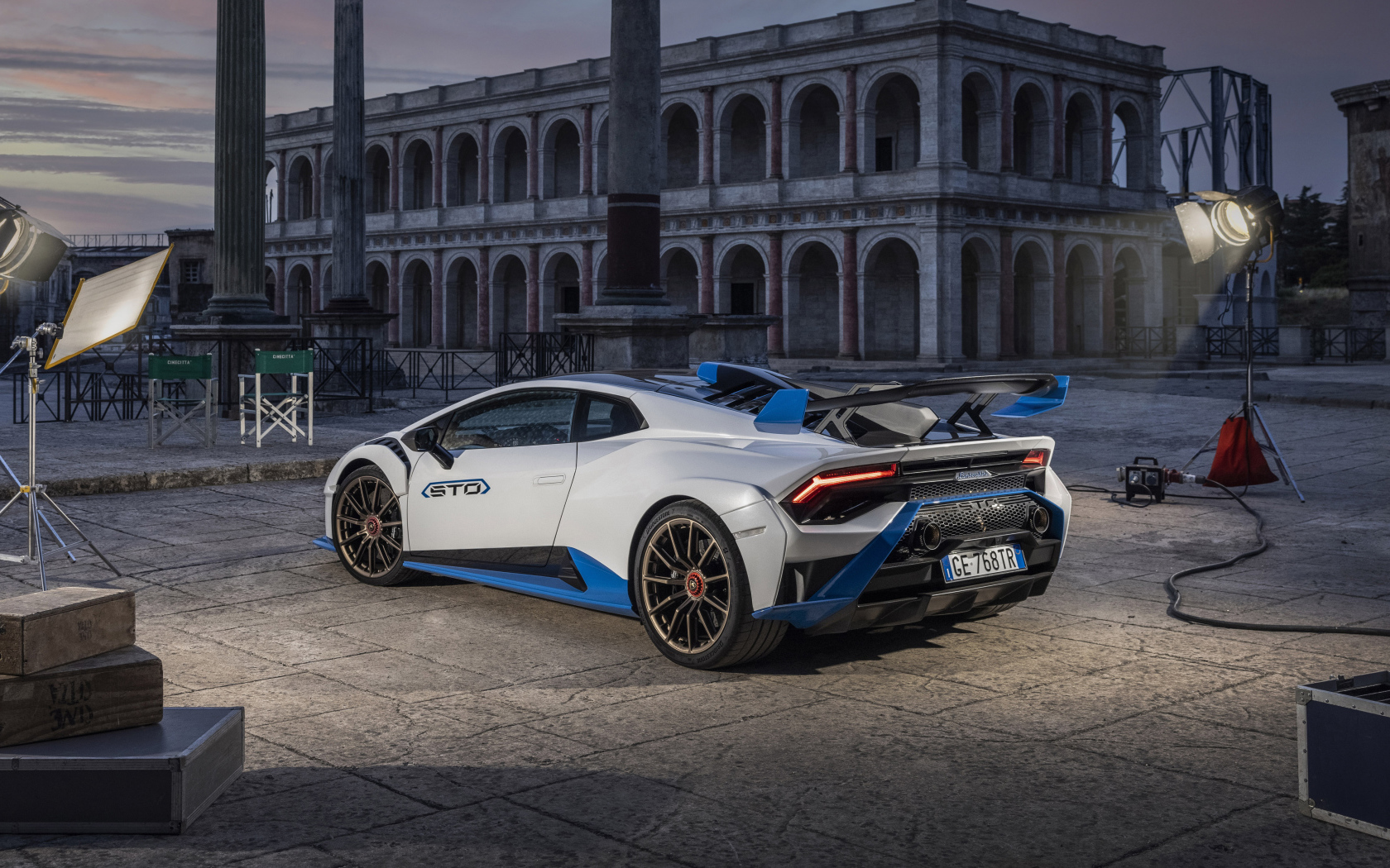 Автомобиль Lamborghini Huracán STO 2021 года вид сзади