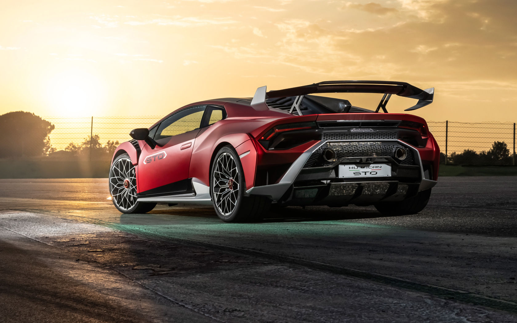 Автомобиль Lamborghini Huracán STO 2021 года вид сзади на закате