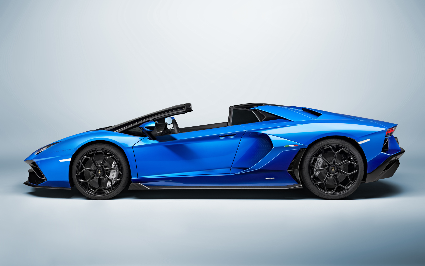 Синий Lamborghini Aventador LP 780-4 Ultimate 2021 года вид сбоку