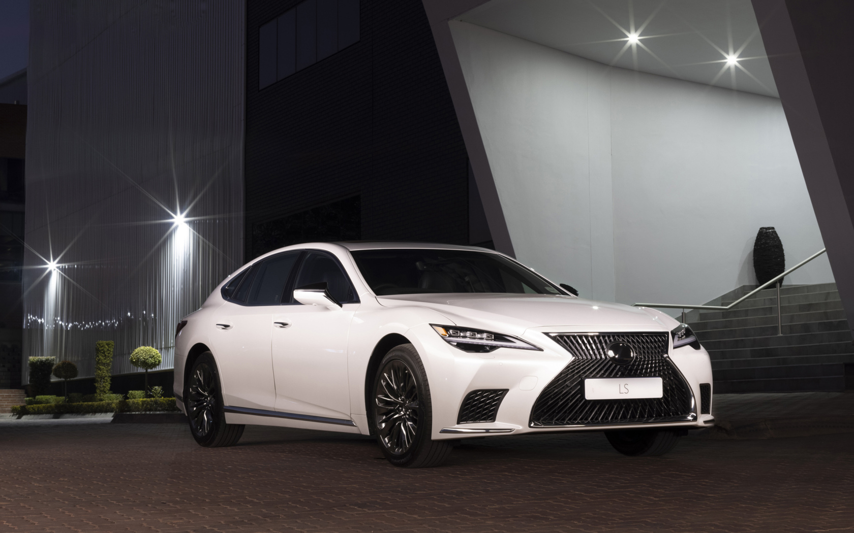 Белый Lexus LS 500, 2021 года в здании