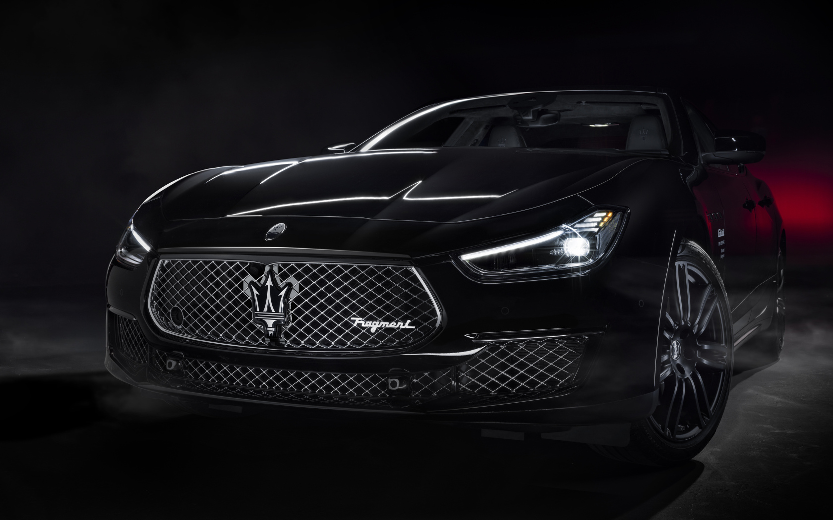 Черный автомобиль Maserati Ghibli 2021 года