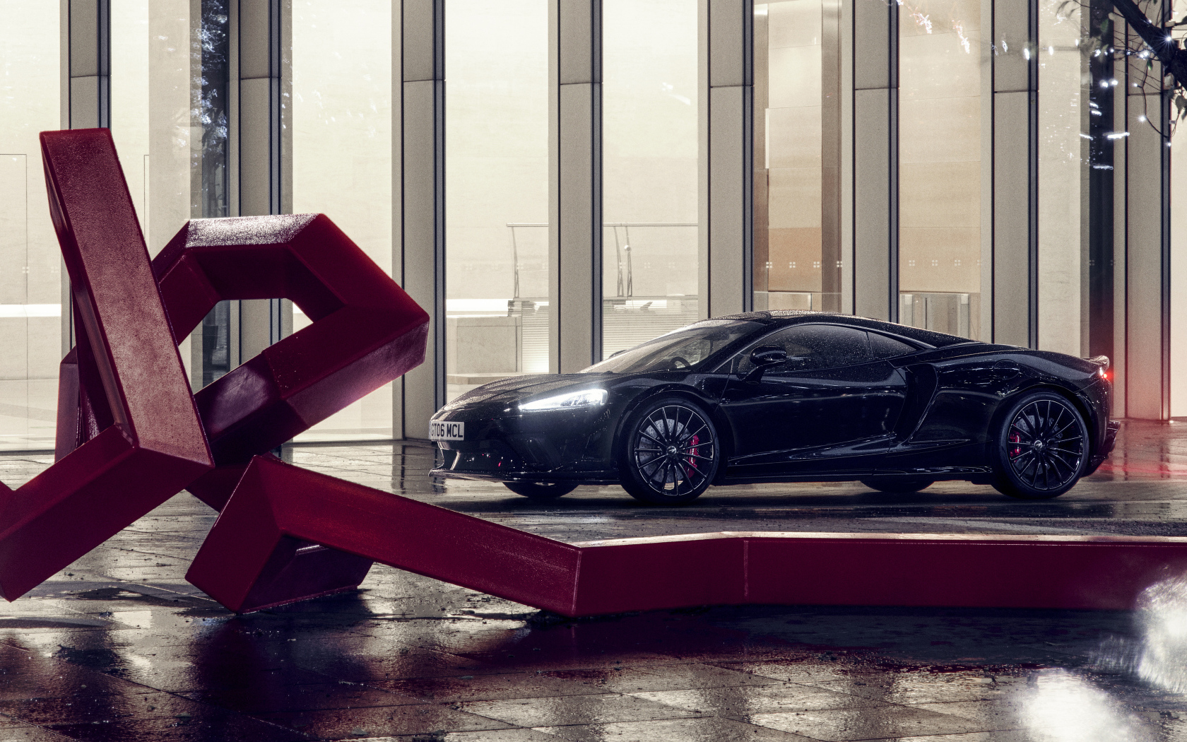 Черный быстрый McLaren GT 2022 года