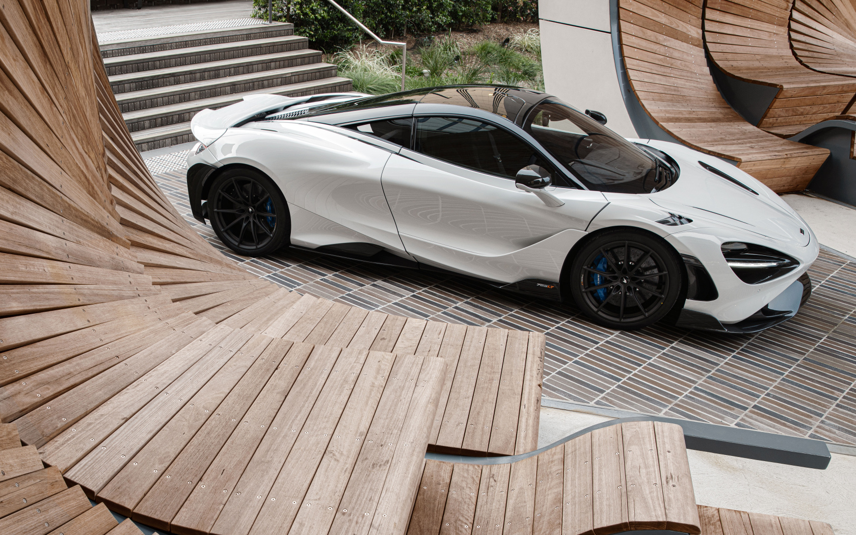 Быстрый дорогой автомобиль McLaren 765LT, 2021 года