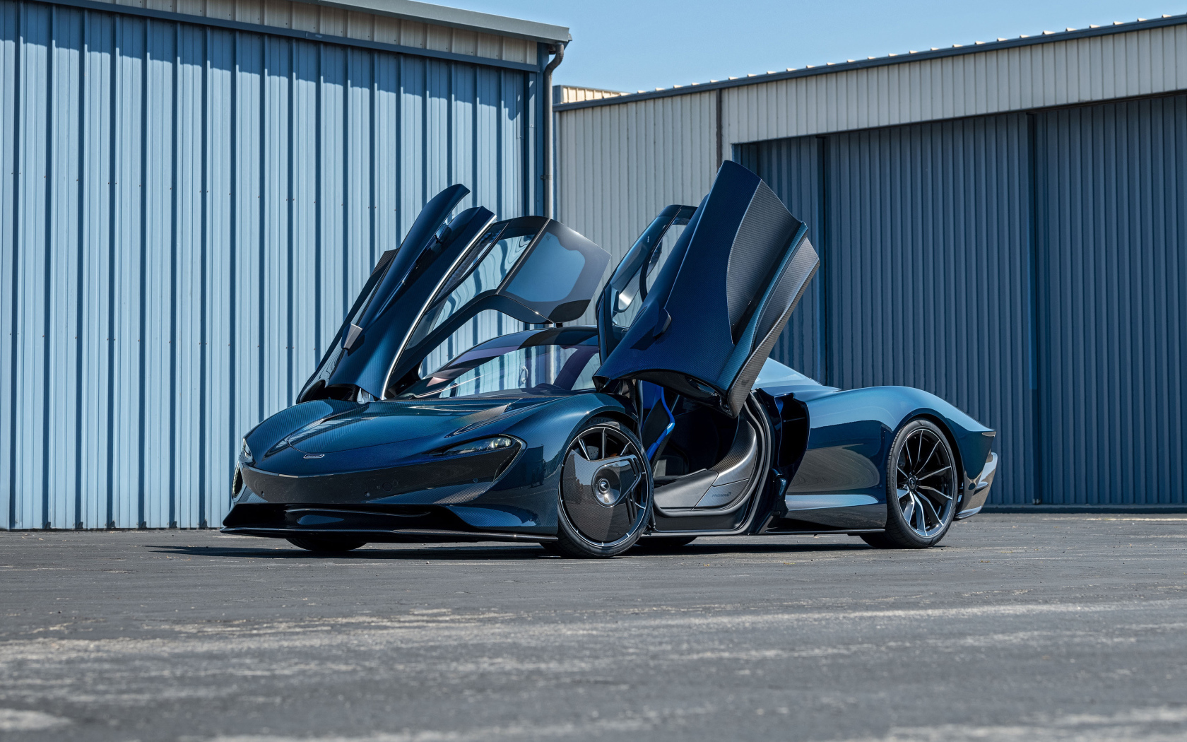 Спортивный автомобиль McLaren Speedtail  с открытыми дверями