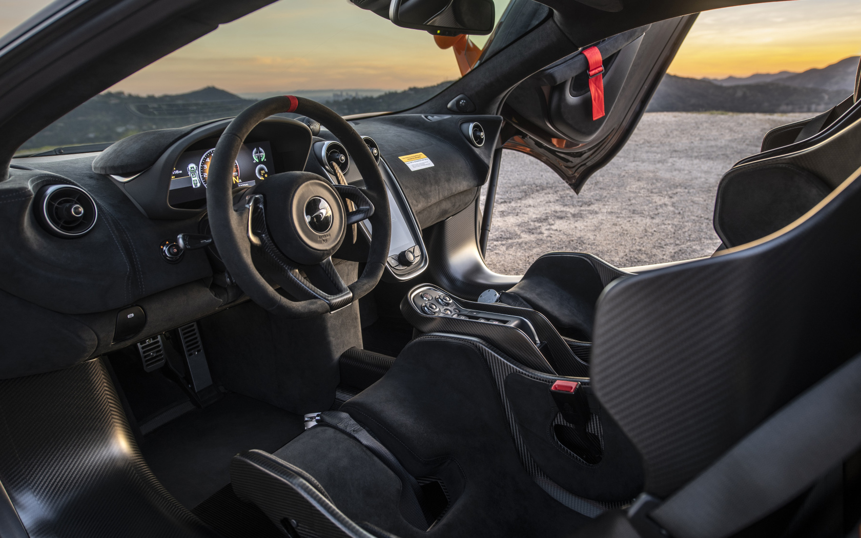 Салон автомобиля McLaren 620R, 2021 года