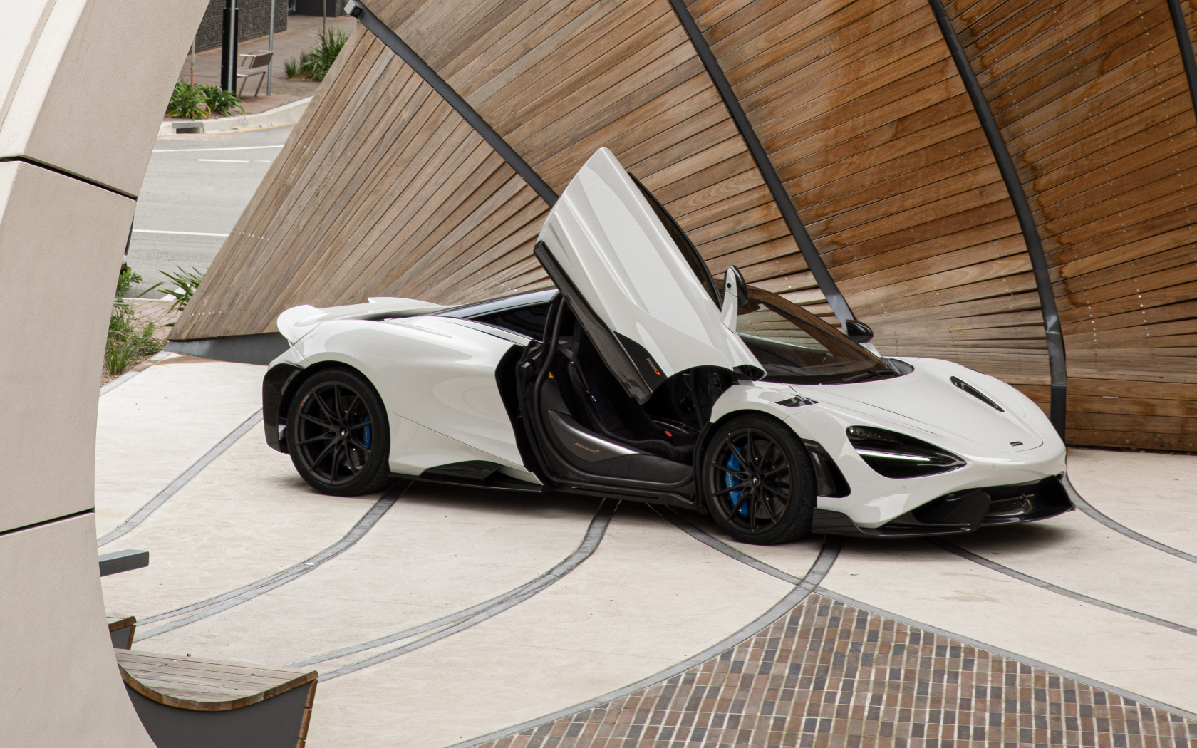 Белый быстрый автомобиль McLaren 765LT, 2021 года