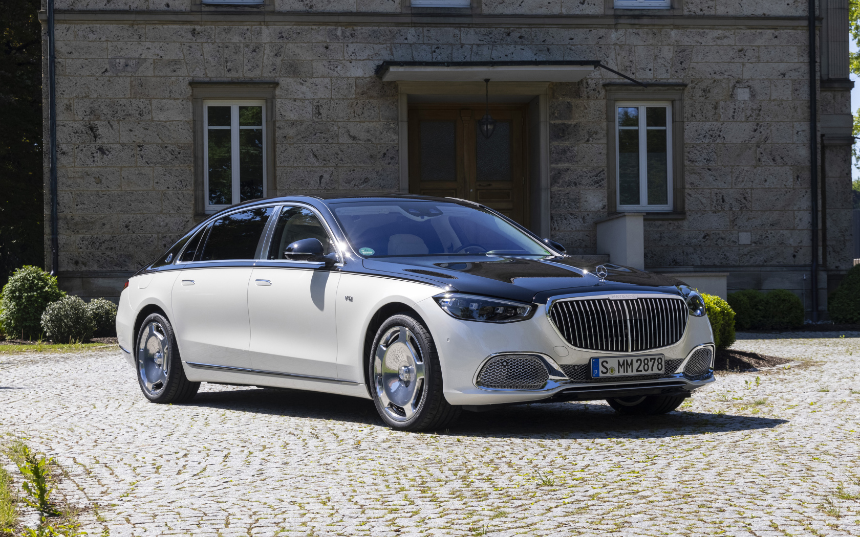 Серебристый автомобиль Mercedes-Maybach S 680 4MATIC 2021 года у дома