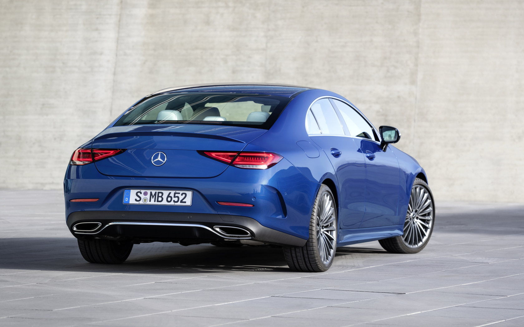 Синий автомобиль Mercedes-Benz CLS 350 AMG Line 2021 года вид сзади