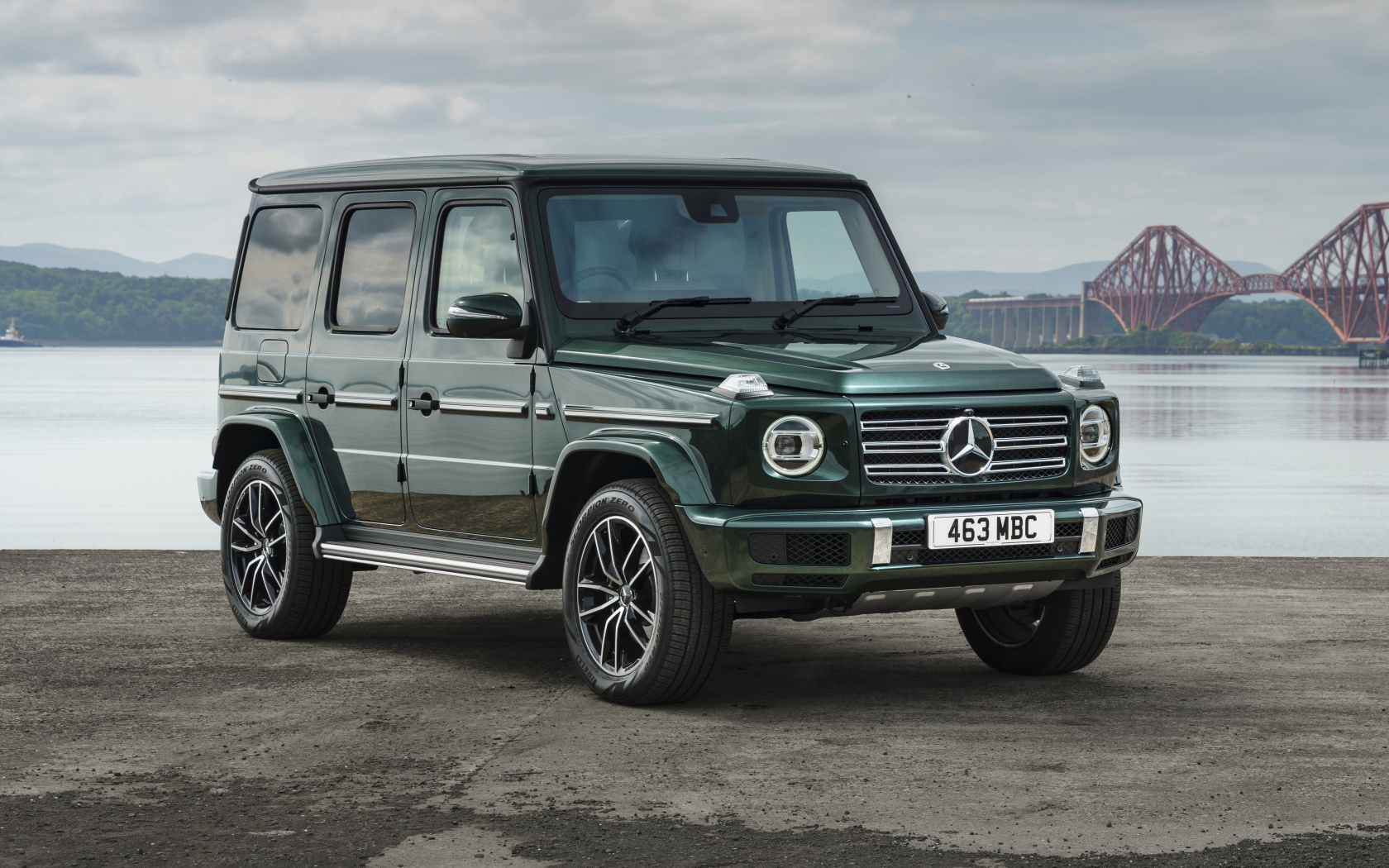 Зеленый Mercedes-Benz G 400 D AMG Line 2021 года у реки