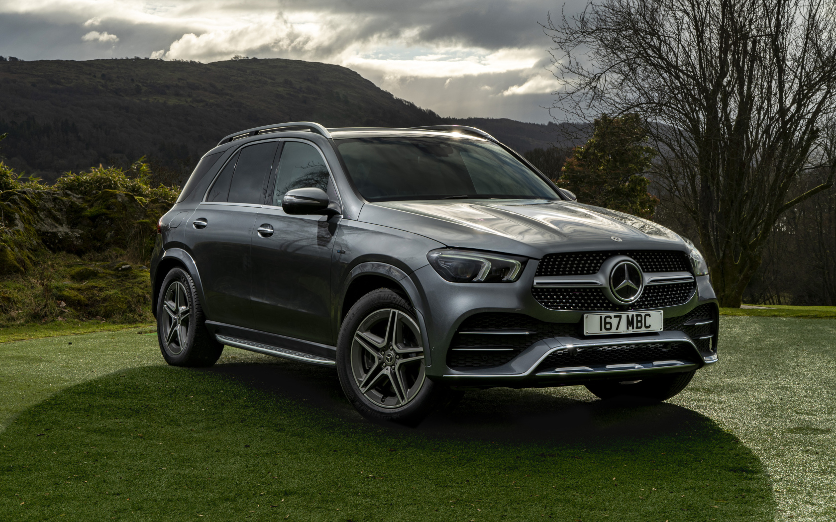 Серебристый автомобиль Mercedes-Benz GLE 350 De 4MATIC AMG Line на траве