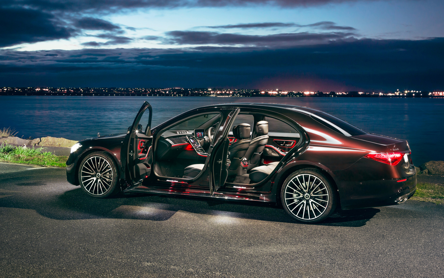 Стильный Mercedes-Benz S 450 Lang 4MATIC AMG Line 2021 года с открытыми дверями