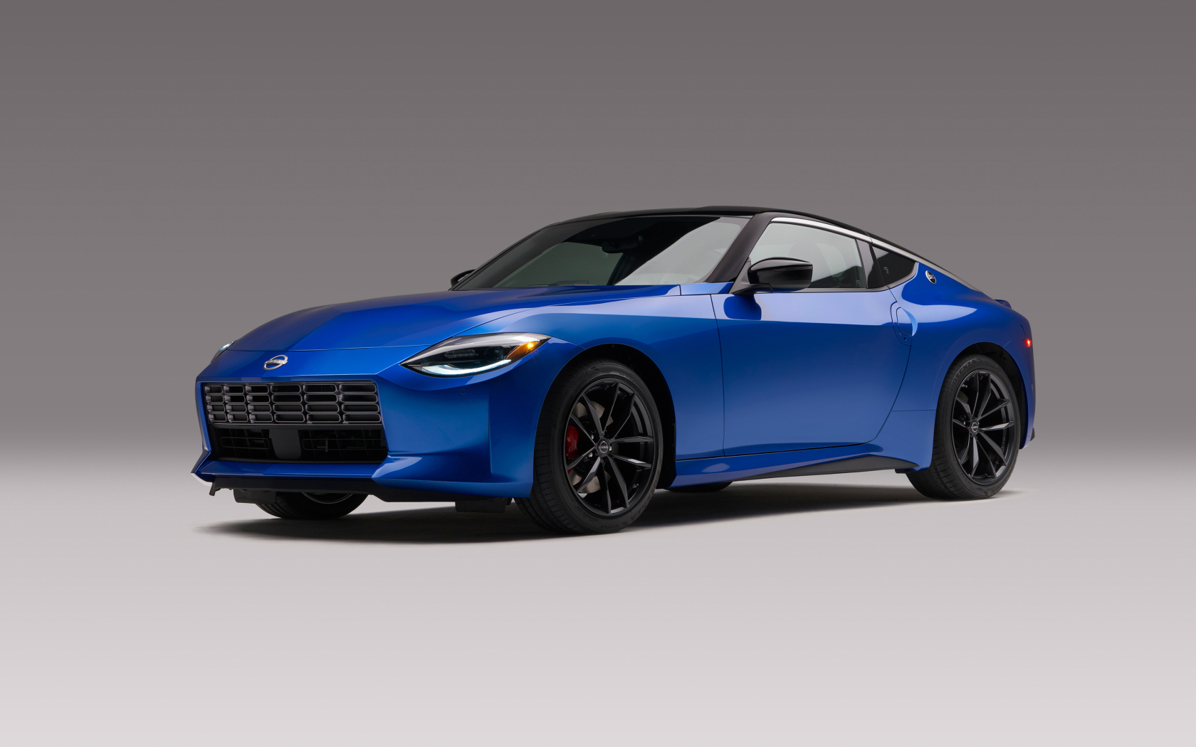 Синий автомобиль Nissan Z Performance, 2023 года на сером фоне