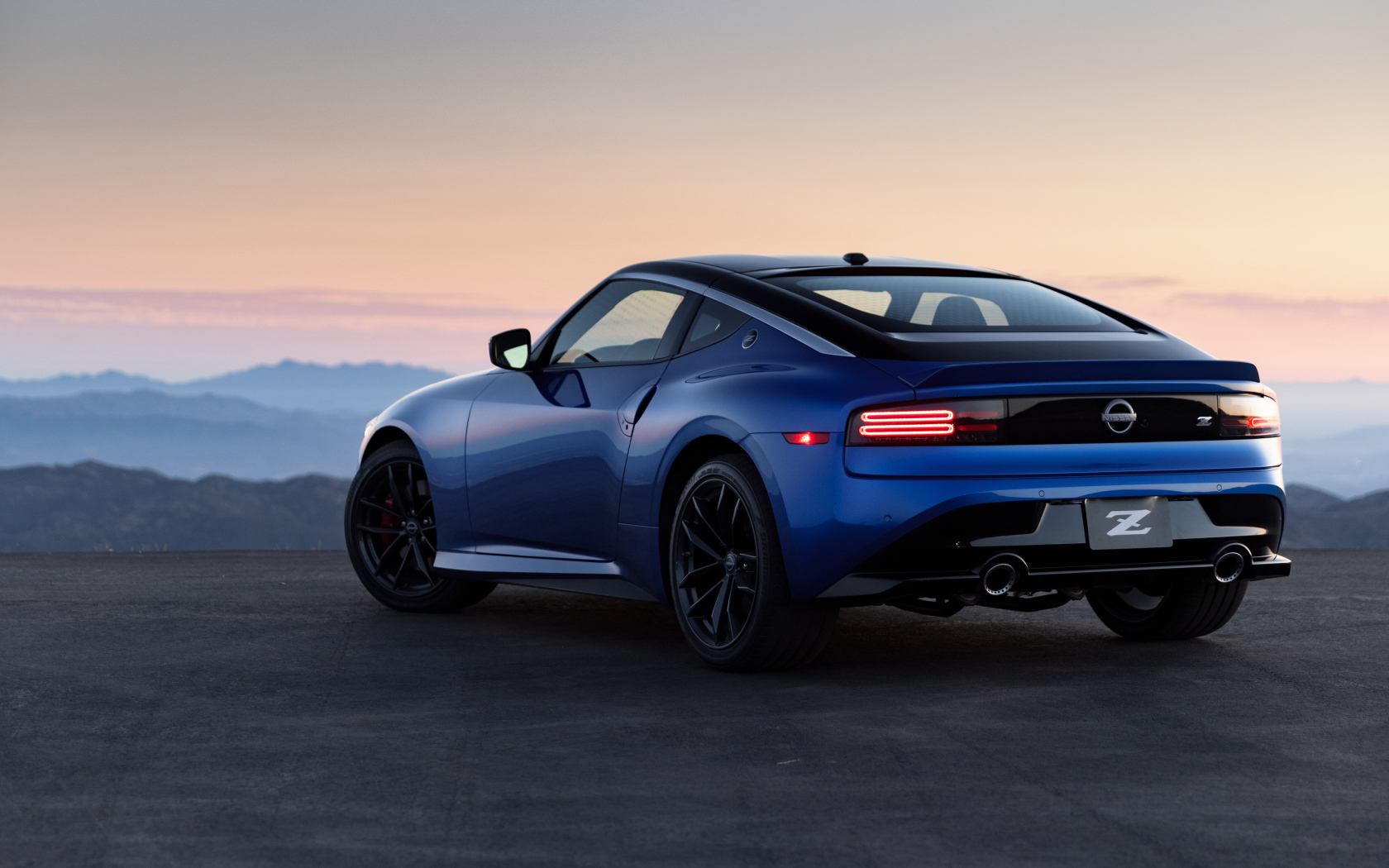 Синий  Nissan Z Performance, 2023 года вид сзади