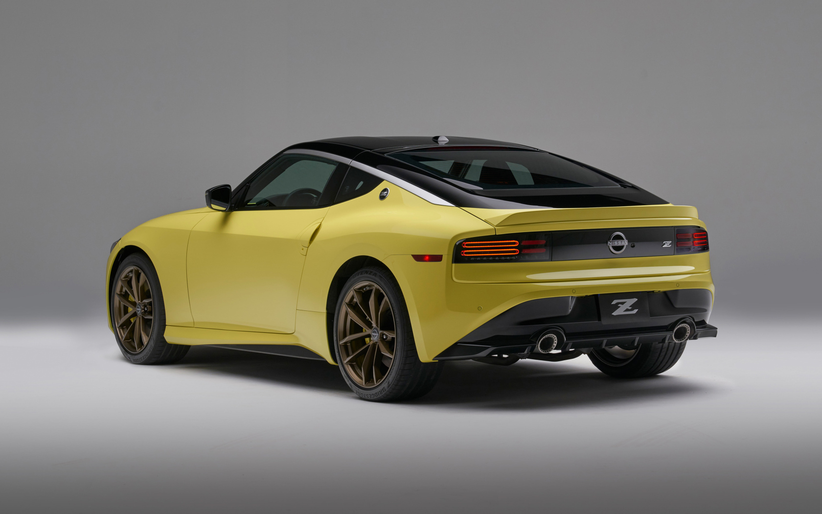 Желтый автомобиль Nissan Z, 2023 года вид сзади