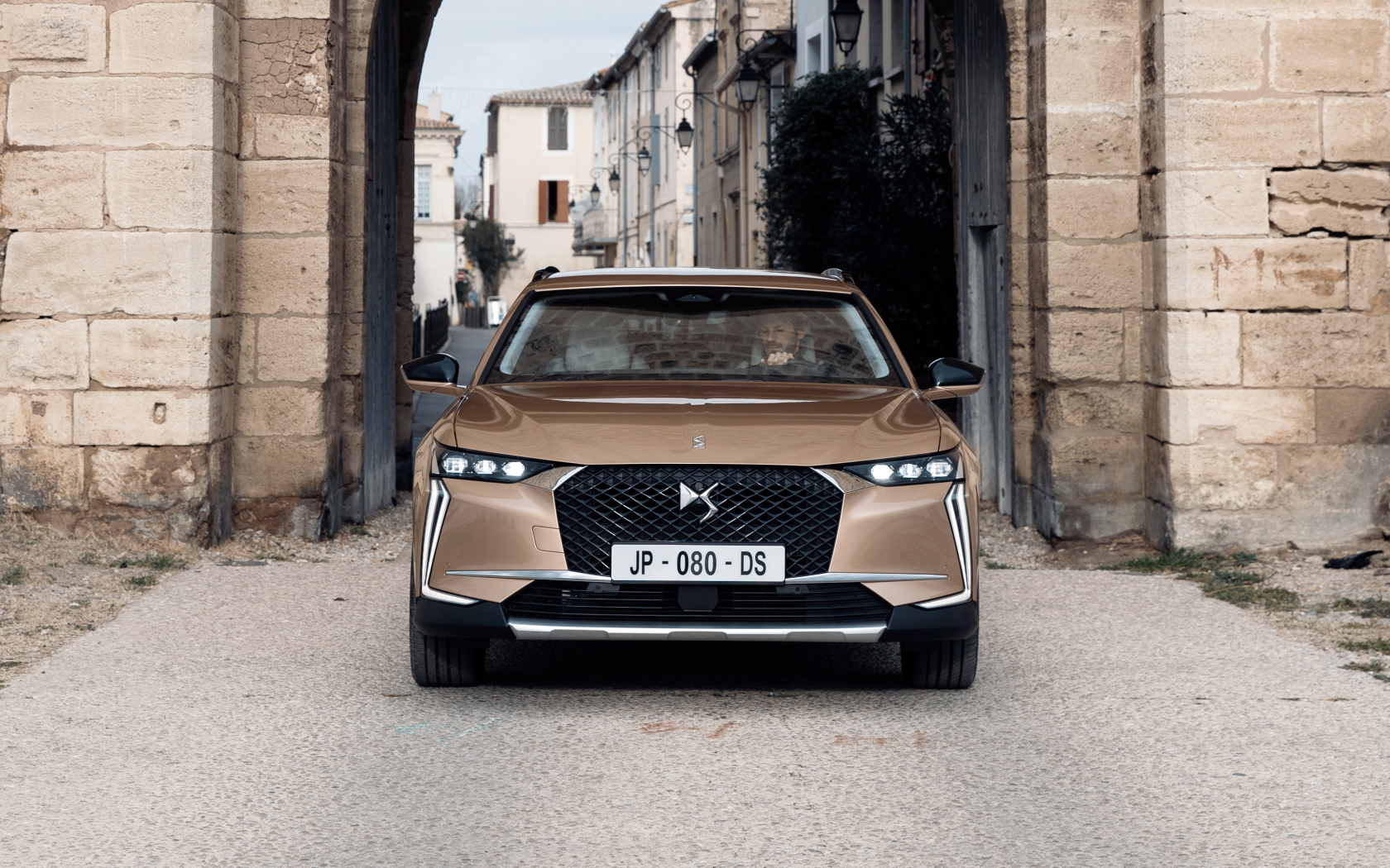 Автомобиль DS 4 Cross 2021 года вид спереди