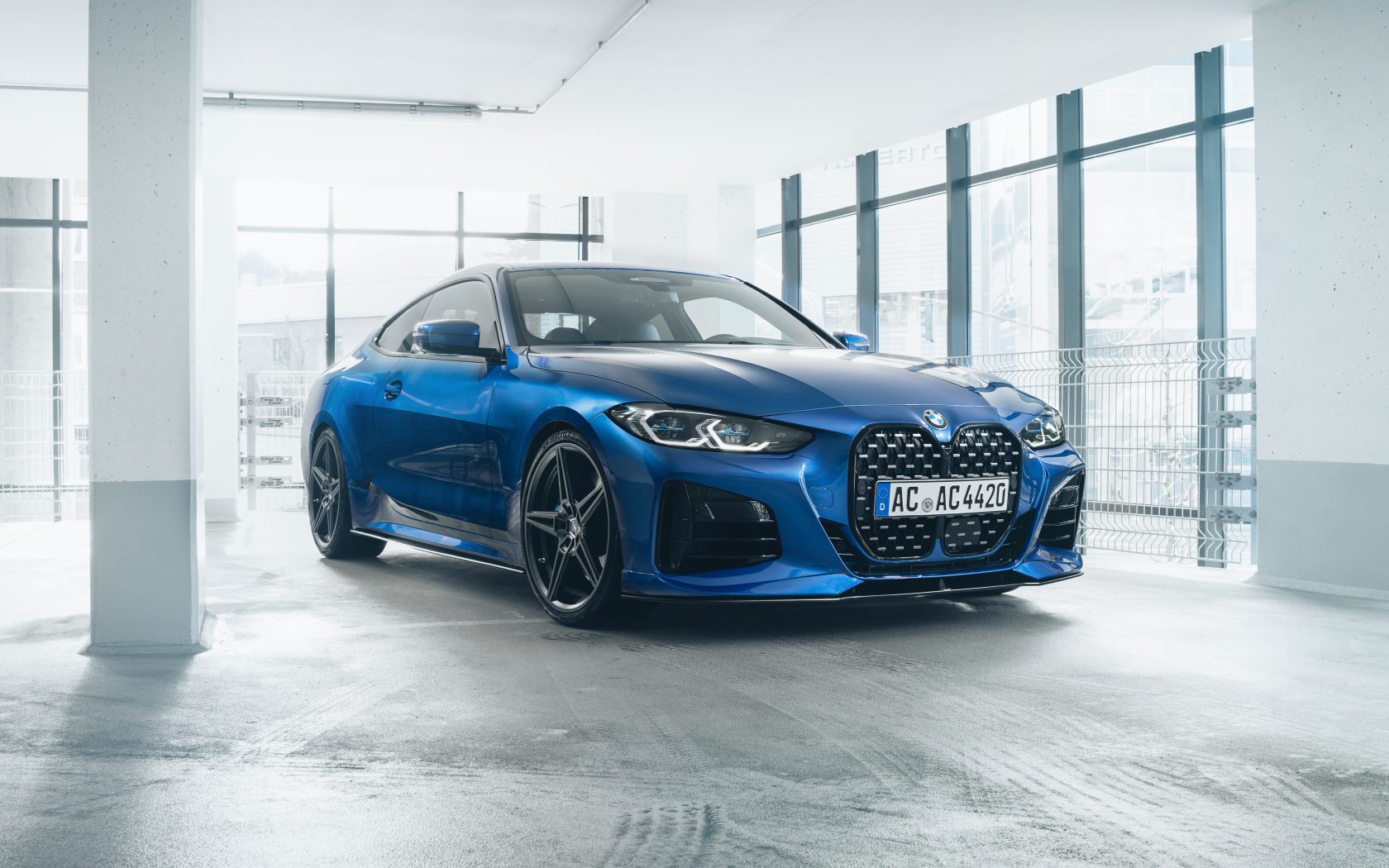 Синий автомобиль Schnitzer ACS4 4.0i 2021 года на заправке