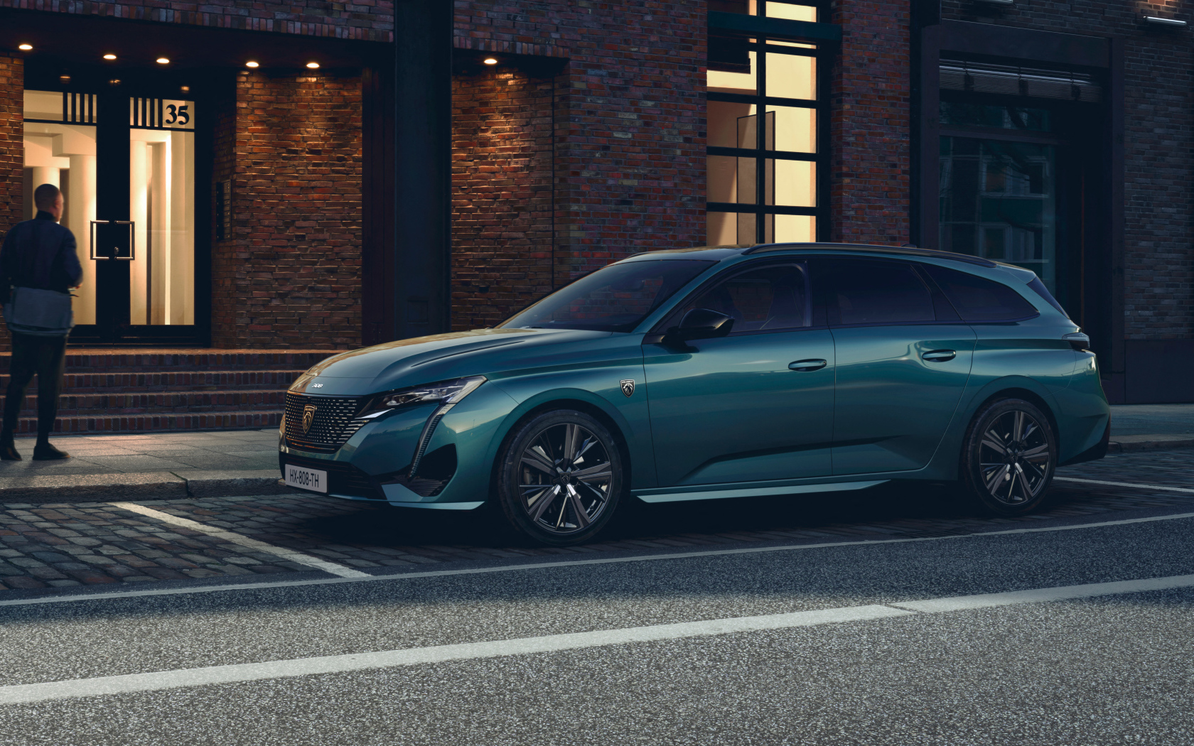 Автомобиль Peugeot 308 SW GT 2021 года вид сбоку