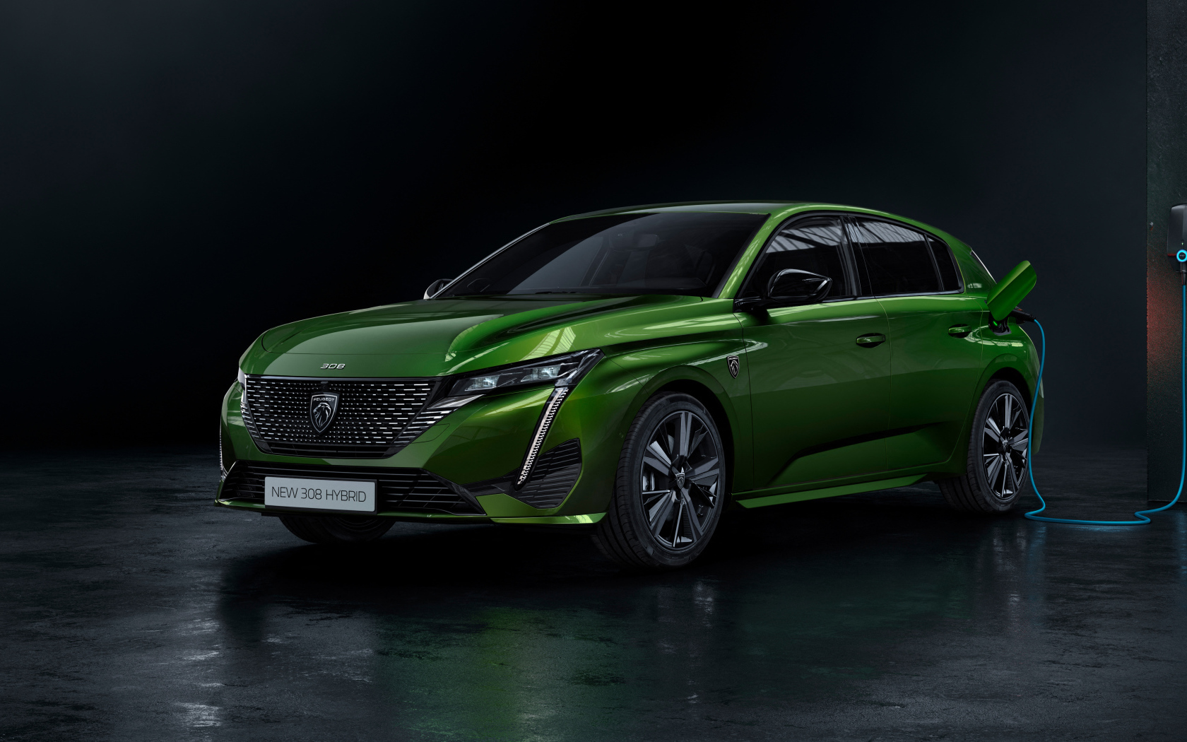 Зеленый автомобиль Peugeot 308, 2021 года на заправке