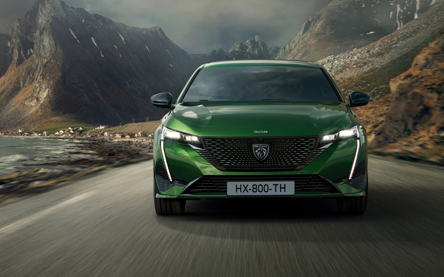 Автомобиль Peugeot 308 в горах