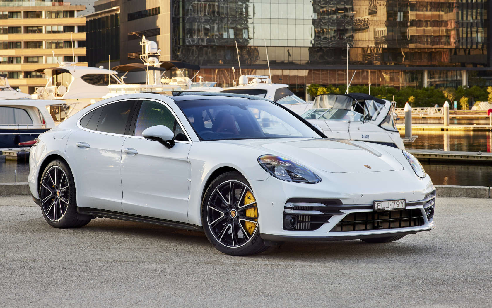 Белый автомобиль Porsche Panamera Turbo S 2021 года вид спереди