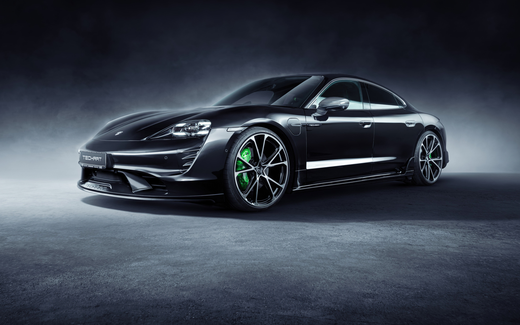 Черный автомобиль Porsche Taycan Aerokit 2021 года