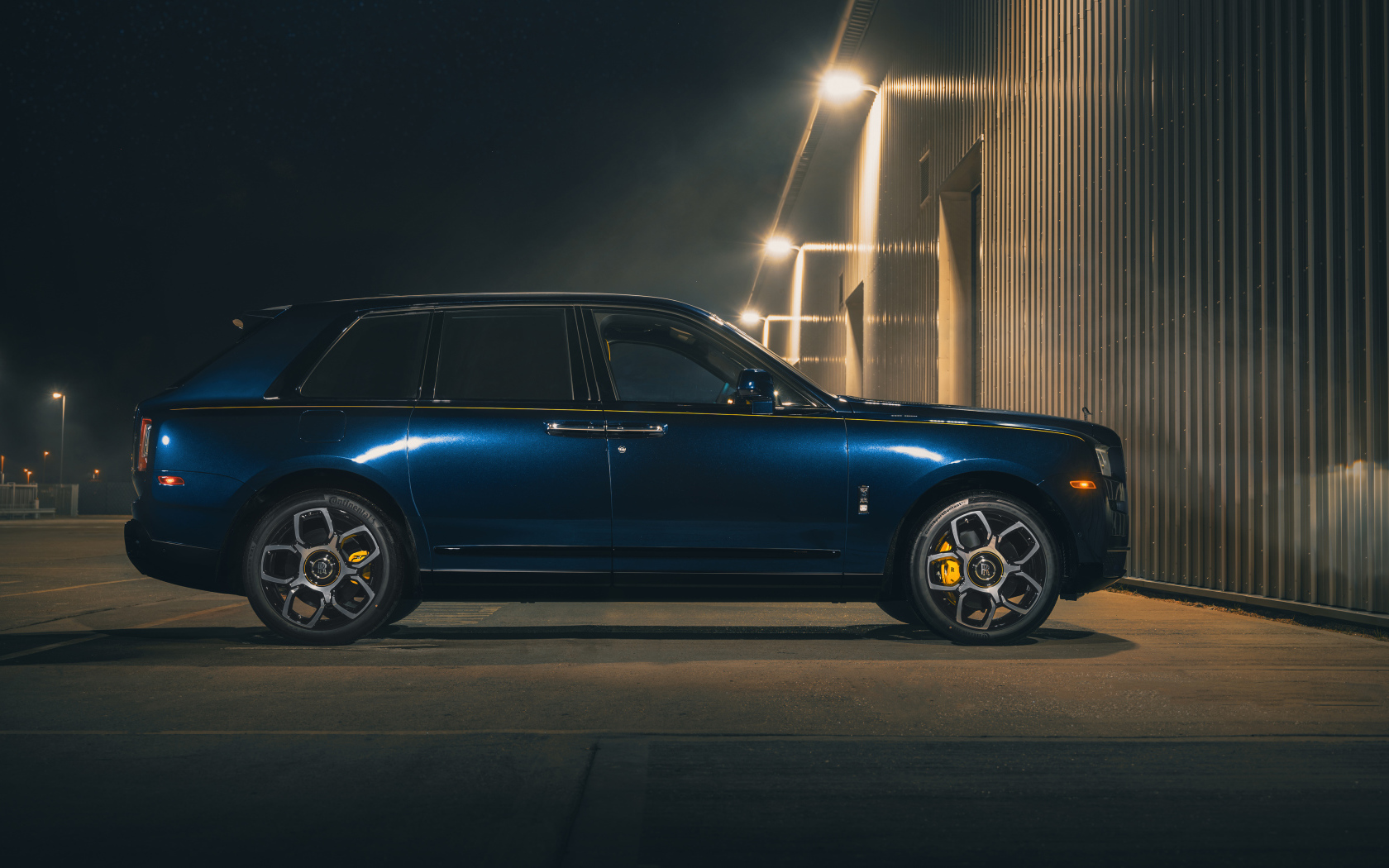 Внедорожник Rolls-Royce Cullinan Black Badge 2021 года вид сбоку