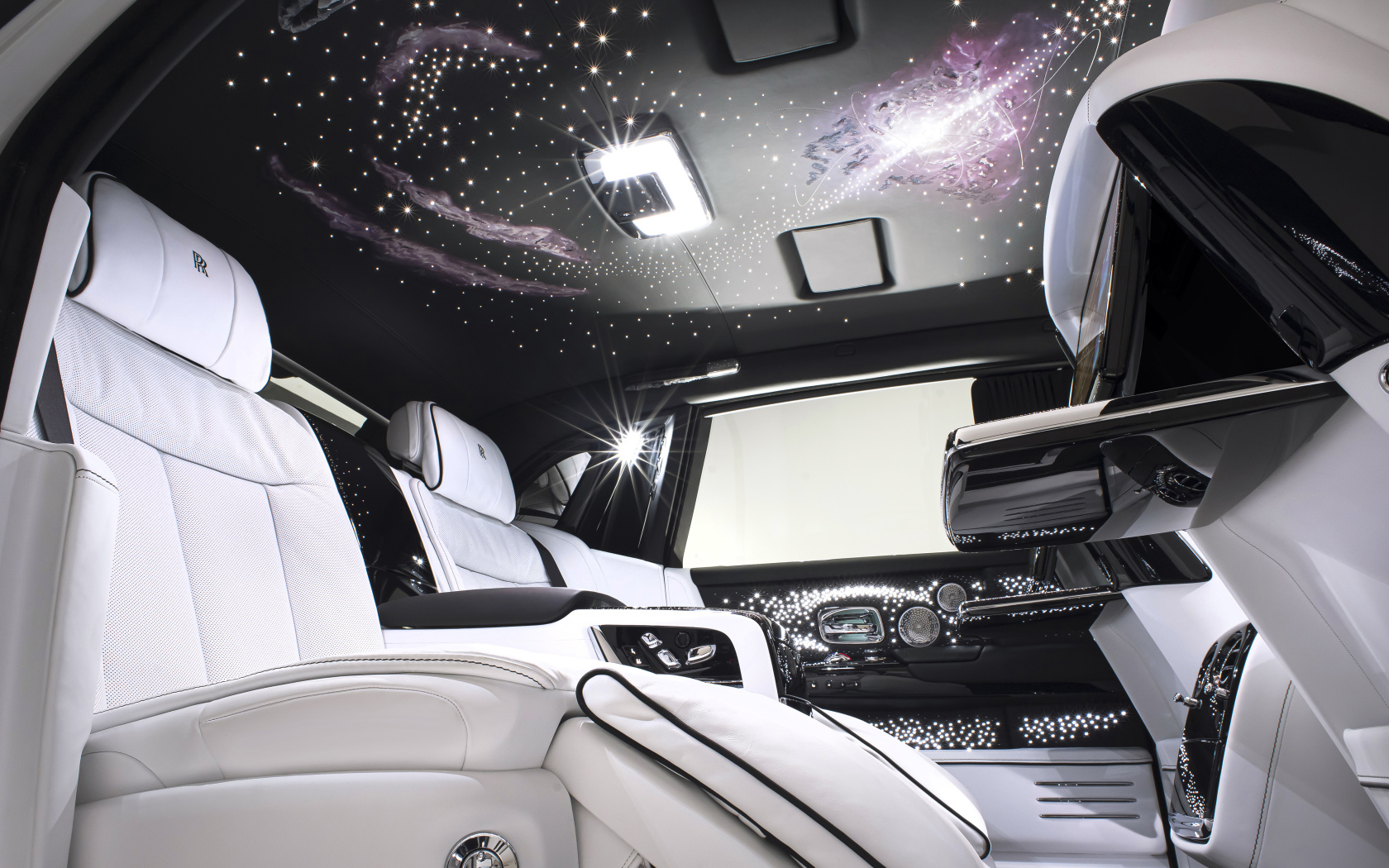 Белый кожаный салон автомобиля Rolls-Royce Phantom 2022 года