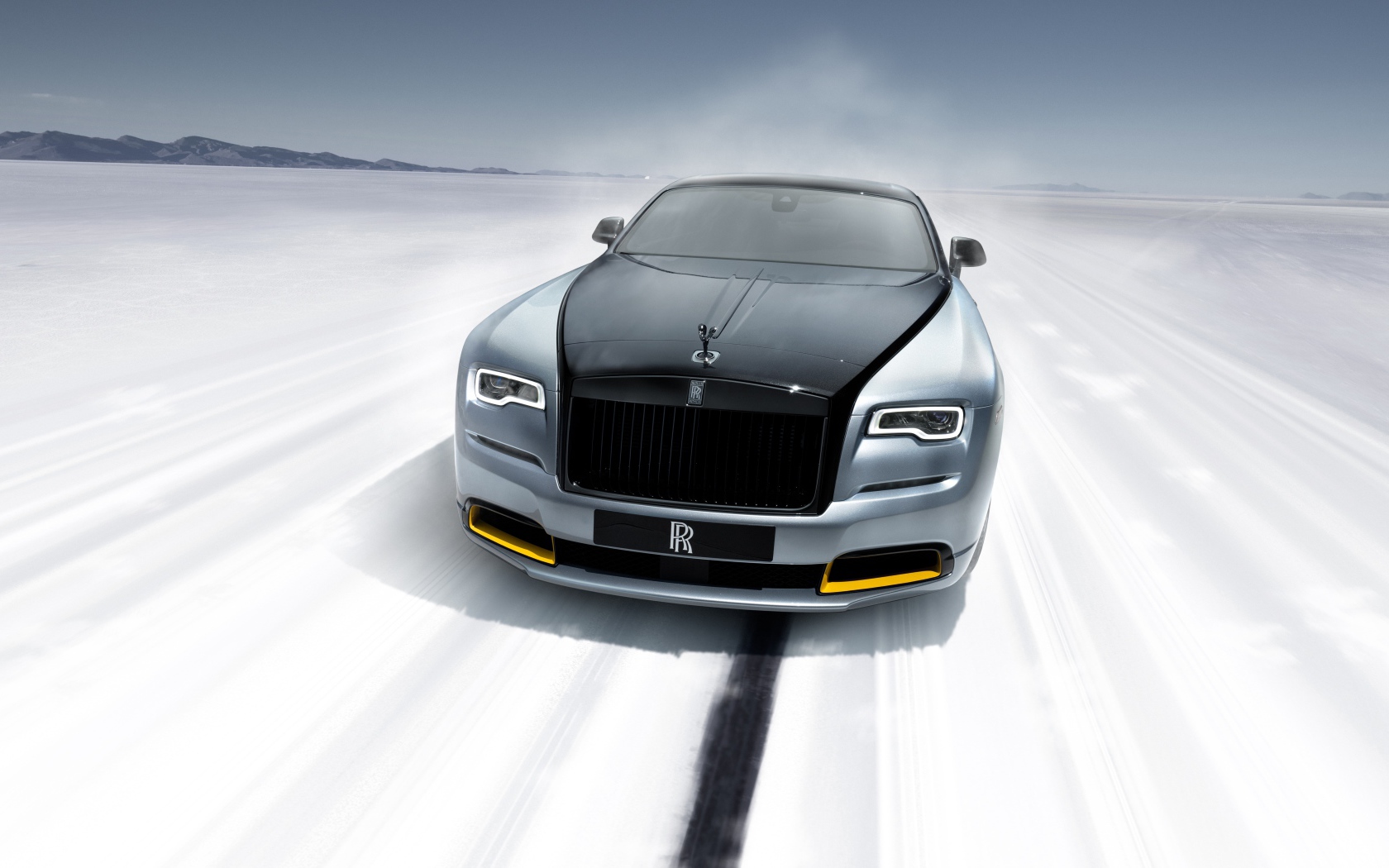 Дорогой автомобиль  Rolls-Royce Dawn, 2021 года на  трассе