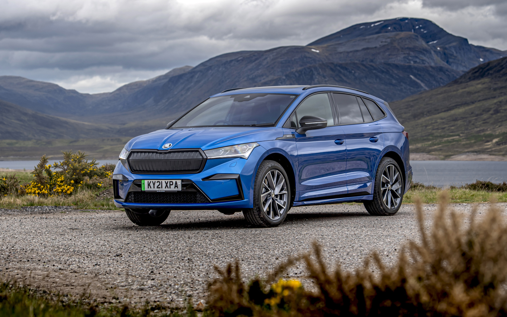 Красивый автомобиль Skoda Enyaq Sportline IV 80, 2021 года на фоне гор