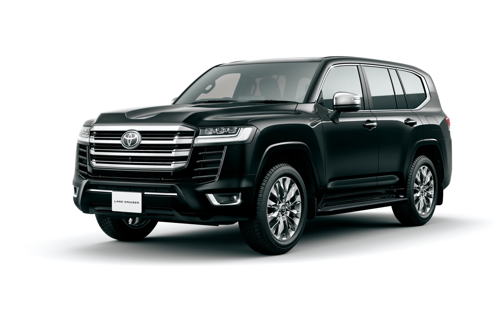 Черный внедорожник Toyota Land Cruiser ZX 2021 года на белом фоне 